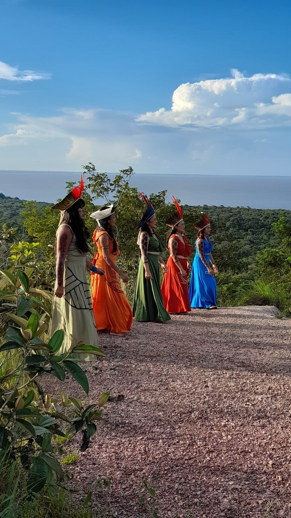 Integrantes em um mirante com vista para o Tapajós