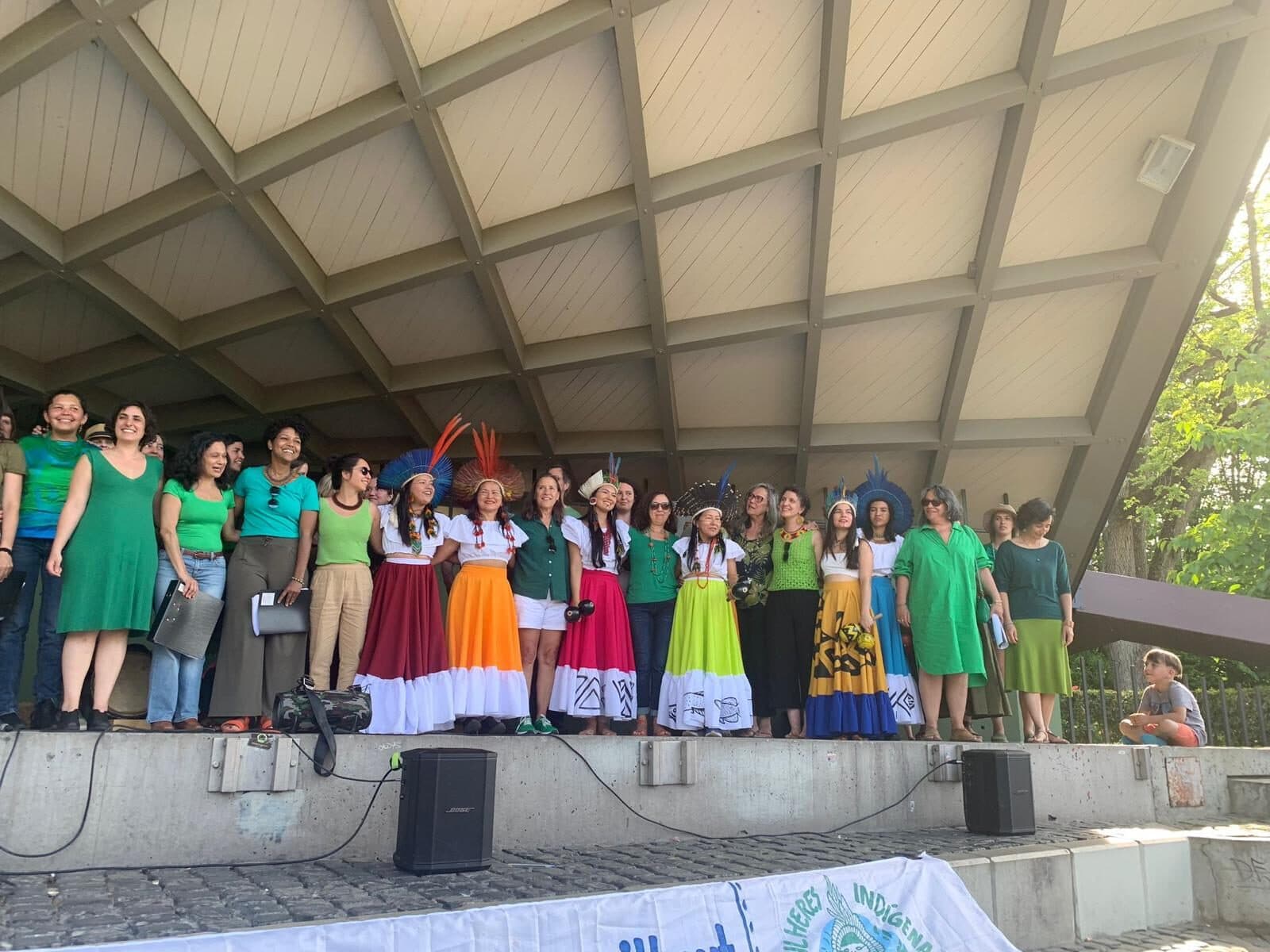 No palco do encontro Mulheres Indígenas