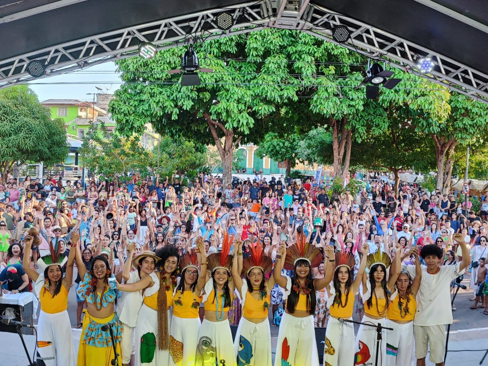 Multidão reunida em apresentação ao ar livre