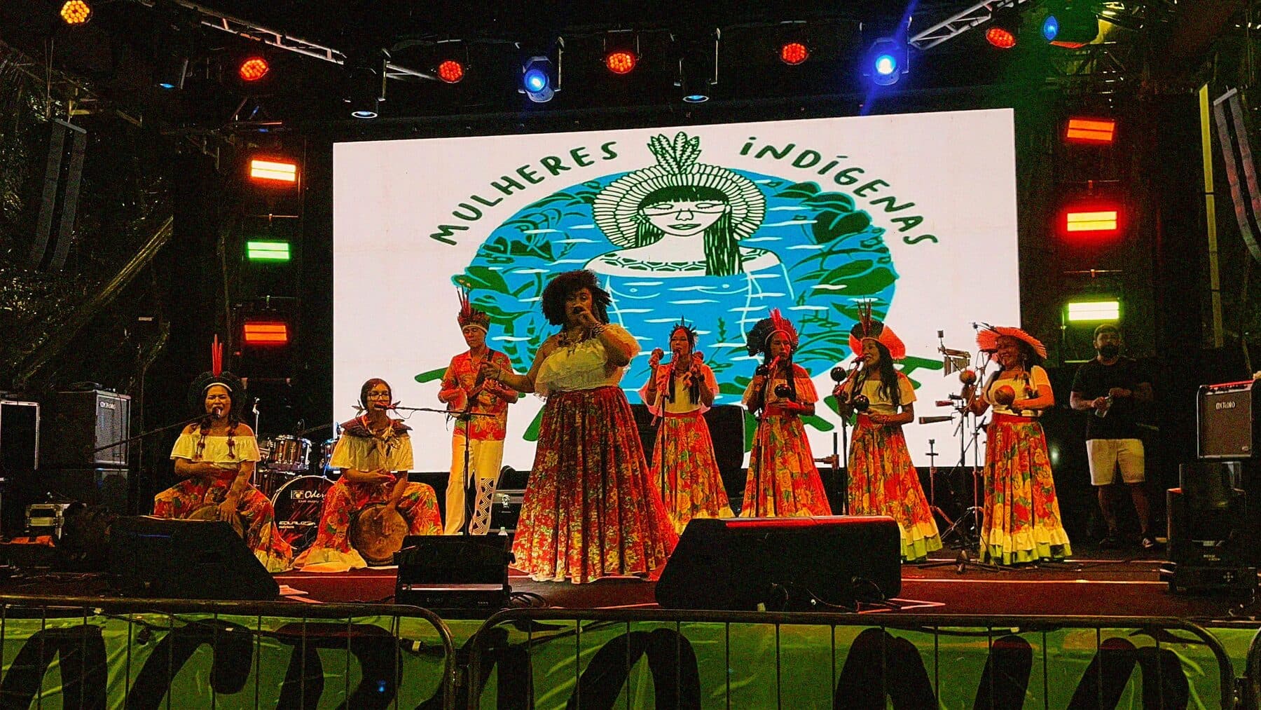 No palco do encontro Mulheres Indígenas, à noite