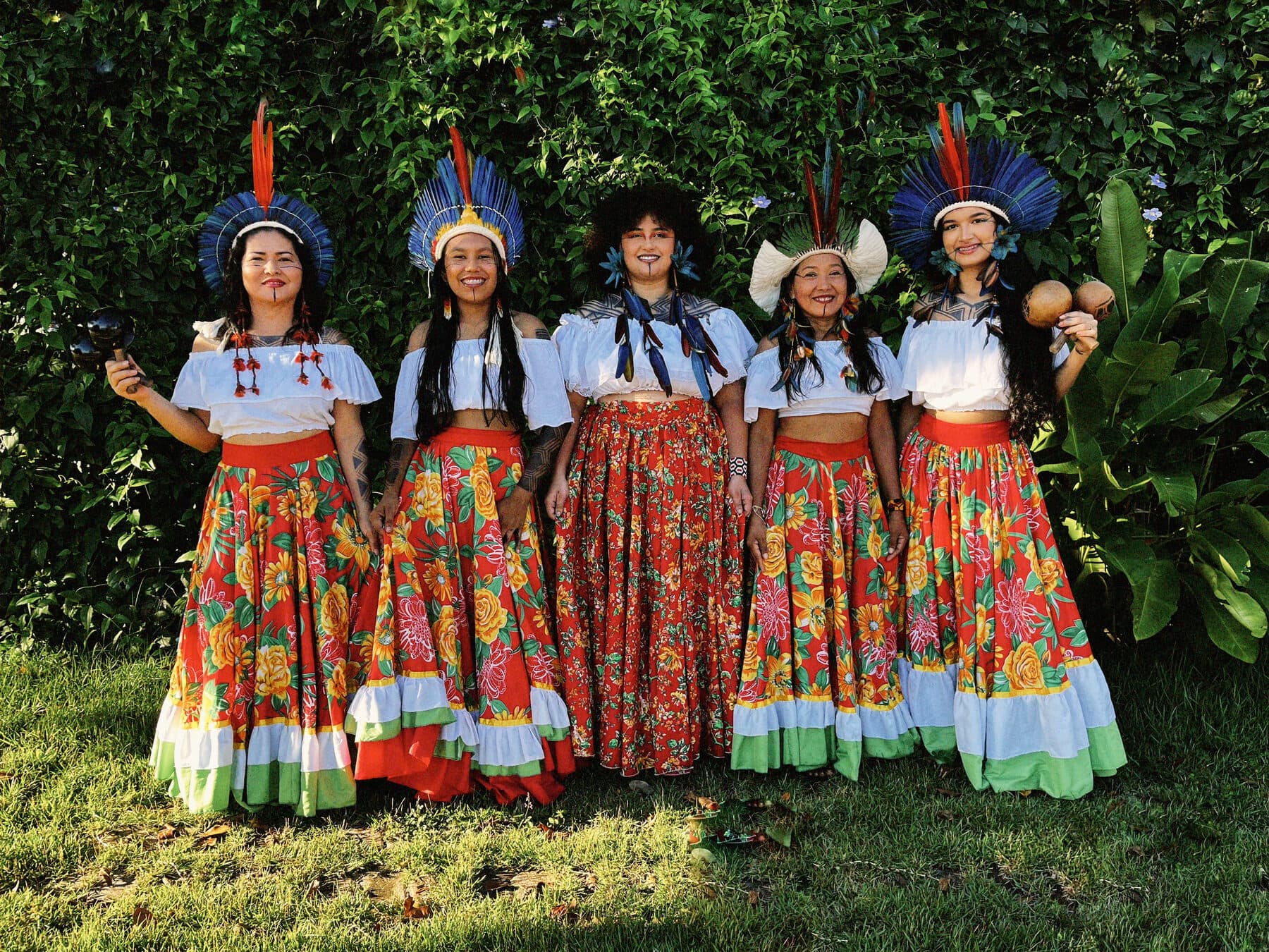 Retrato do grupo com trajes tradicionais